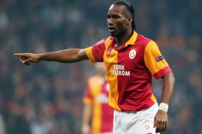 天博官方网站登录 德罗巴回归赛场，比分优势明显首场状态亮眼，TES观众沸腾！